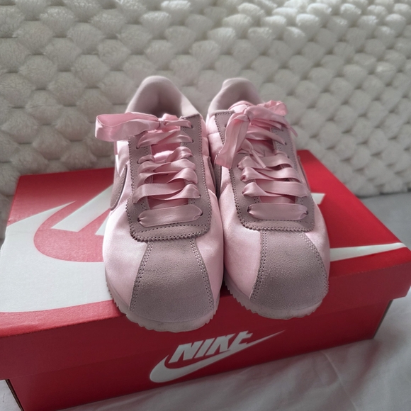 Nike Pink Sneakers with Ribbon Laces - Picture 1 of 4